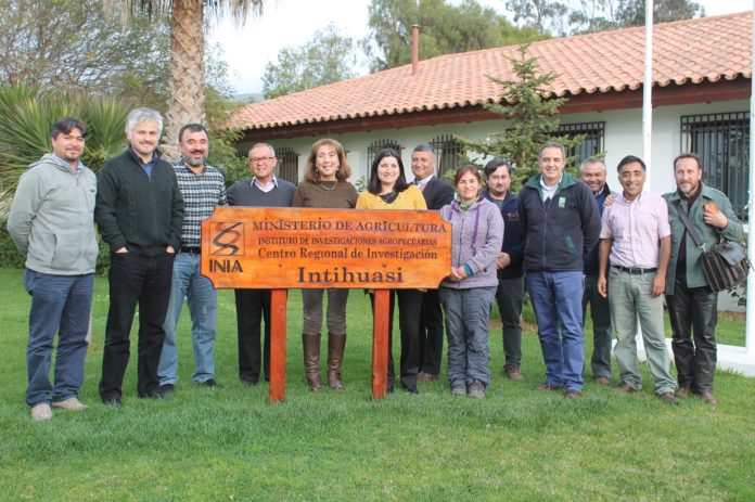 La firma del convenio entre el municipio de Río Hurtado y el INIA se llevó a cabo en las oficinas centrales de este organismo en La Serena.