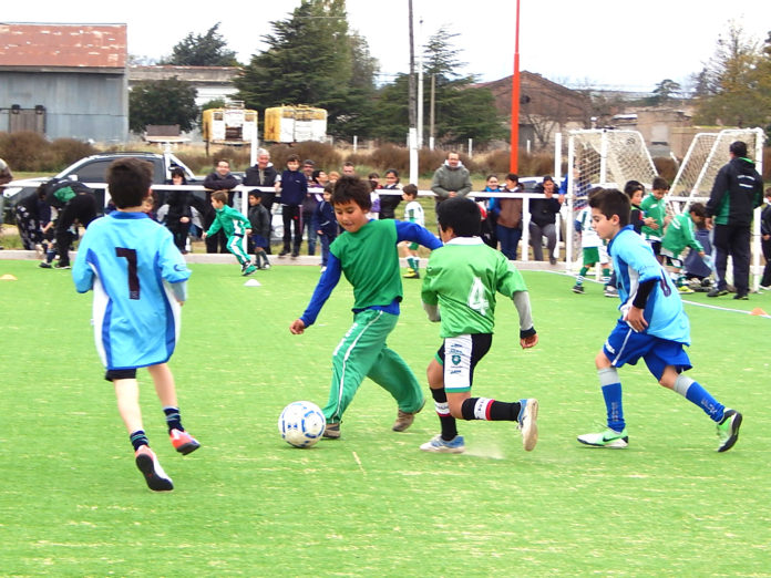 Las niñas y niños podrán de disfrutar de clínicas deportivas de fútbol y rugby.