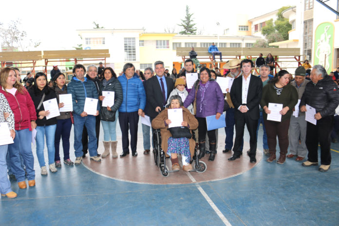 El intendente Claudio Ibáñez lideró la entrega de subsidios en el Liceo Alejandro Álvarez Jofré.