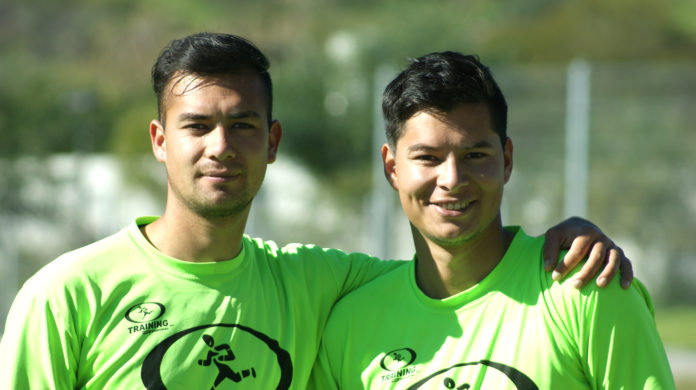 Freddy (izquierda) y Edu (derecha) Muñoz son hermanos y comparten equipo en Provincial Ovalle. Son uno de los tres casos de familiares directos que se desempeñan en el fútbol de la zona. Foto: Rodolfo Pizarro