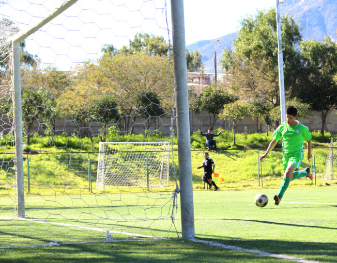 Luis Galleguillos segundos antes de anotar el 4 a 1 definitivo en el Estadio Municipal de Monte Patria. Foto: Felipe López P.