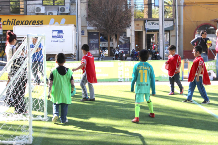 La cancha sintética portátil se instaló en ese punto neurálgico de la ciudad, transformando el lugar en un centro deportivo.