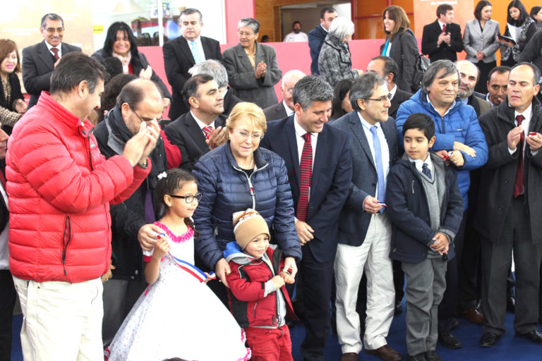 Acompañada por niños y autoridades, la Presidenta Michelle Bachelet cortó la cinta y dio por inaugurada la Casa de la Cultura de Punitaqui. Previamente, había descubierto una placa en el nuevo CESFAM de la comuna.