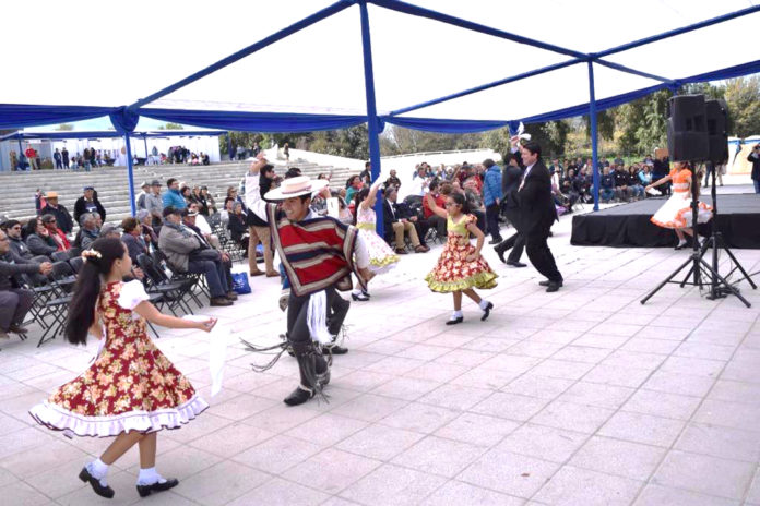 Con danzas típicas como la cueca, se dio inicio a la jornada de celebración del Día del Campesino, en el marco del aniversario por los 50 años de la Reforma Agraria en el país.