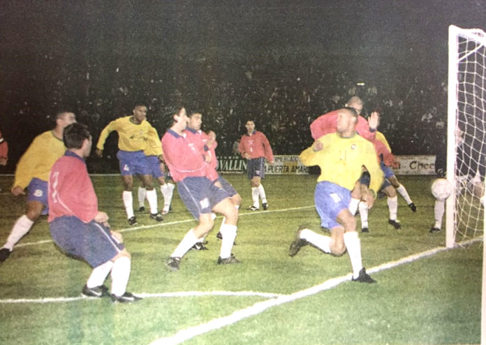 A estadio completamente lleno se jugó el partido preparatorio entre ambos equipos rumbo a los Juegos Olímpicos de Sydney 2000.