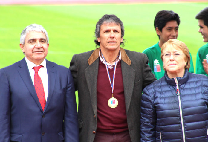 Uno de los condecorados fue Eduardo ‘Mocho’ Gómez, quien recibió una medlla por el aporte al deporte ovallino. FOTO: FELIPE LÓPEZ