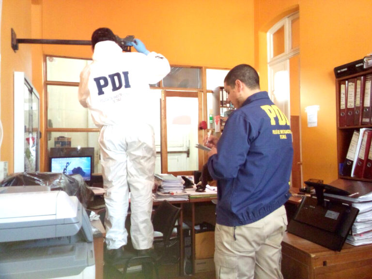 Los especialistas tanto de la Bicrim de Ovalle como el Laboratorio de Criminalística trabajaron en el lugar del suceso para encontrar indicios que den con la identidad de los autores.