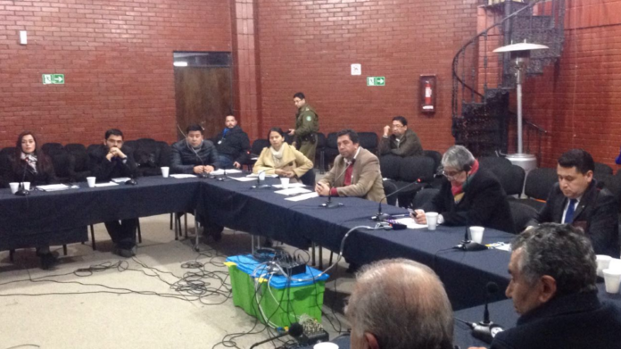 El alcalde junto a las autoridades locales y regionales en el salón Auditorim Municipal.