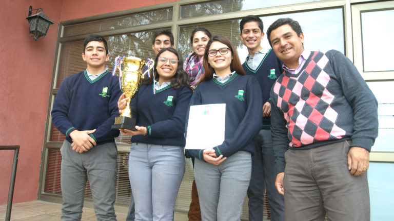 Anyelka Urqueta, Johann Aguilera, Maximiliano Tabilo, Yeni Díaz y Héctor Lanas junto a su profesora Marisela Contreras y el director Herman Villarroel.