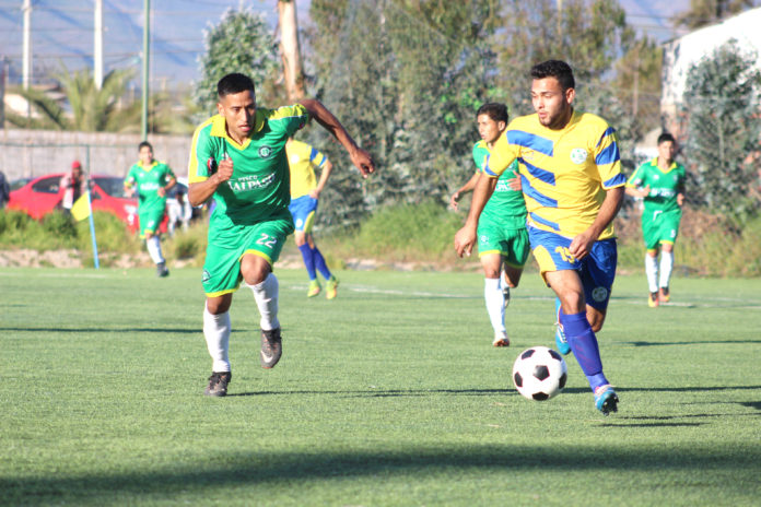 Luis Galleguillos dedicó su doblete a dos fallecidos amigos del fútbol local. Rodrigo Cortés hizo lo propio con Francisco Carvajal, quien sufrió el fallecimiento de su padre este sábado. FOTOS: FELIPE LÓPEZ P.