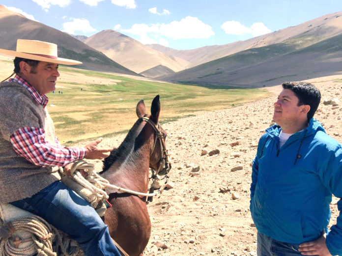 El gobernador de Limarí, Wladimir Pleticosic, hablando con un criancero de la zona.