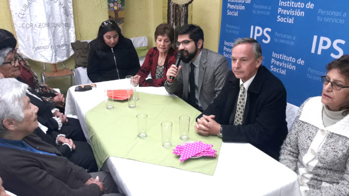 En una reunión con pensionados, el seremi del Trabajo y el director regional del IPS, explicaron los detalles del aguinaldo.