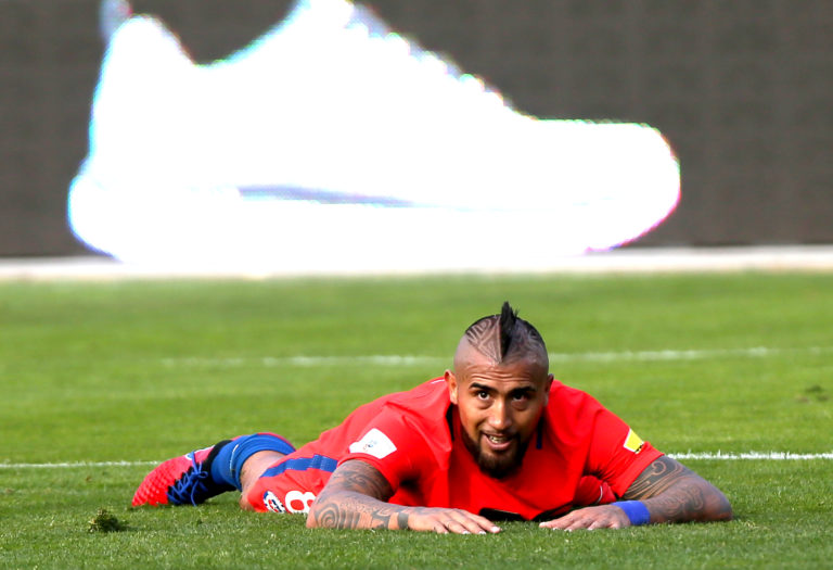 Ni siquiera Arturo Vidal pudo evitar la derrota de ‘La Roja’ en La Paz. Foto: EFE