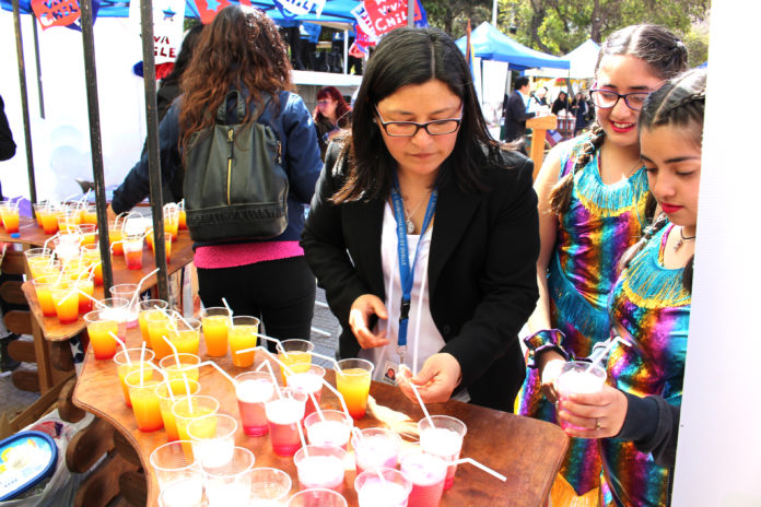 Tragos típicos de estas fechas pero sin alcohol fueron entregados a la comunidad en la fonda “En este 18, cuida tus límites”.