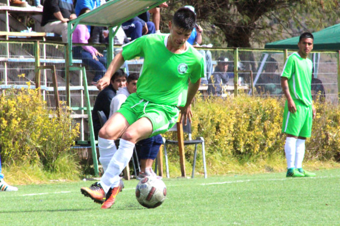 El atacante Luis Galleguillos fue expulsado a los 59’ junto al rival Rodrigo Sandoval. Foto: Felipe López.