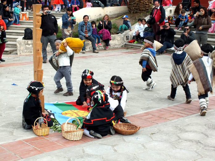 Una rogativa, exhibición de danzas tradicionales de pueblos originarios, comidas típicas y un conversatorio fueron parte de la jornada.