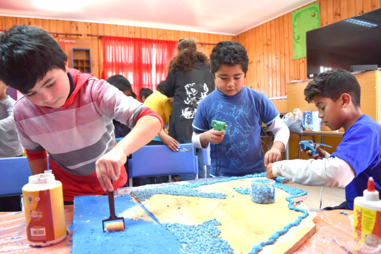 Durante dos jornadas las comunidades educativas trabajan con dinámicas y juegos que les permite construir e internalizar el elemento identitario.