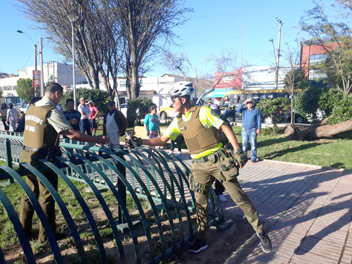 La imputada arrojó el cuchillo al interior de la pileta mientras llegaban carabineros.