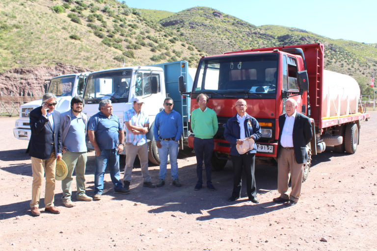 Tres son los camiones que distribuyen el servicio de agua potable en diversos sectores de la comuna.