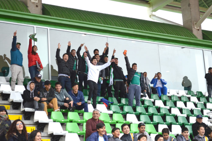 Los hinchas de la barra ‘Ultraverde’ están felices de volver a ver a su equipo en cancha, el histórico Club Deportes Ovalle. Foto: FELIPE LÓPEZ P.