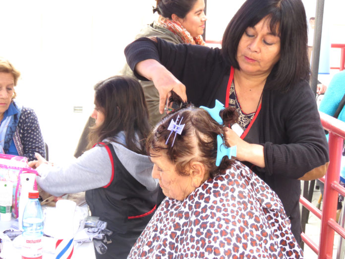 Tras finalizar la ceremonia religiosa, se dispuso una serie de stands con distintos servicios, entre ellos, peluquería.