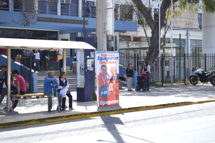 Frente al frontis del hospital de Ovalle, lugar no habilitado, se encuentra todavía esta propaganda que no ha sido retirada.