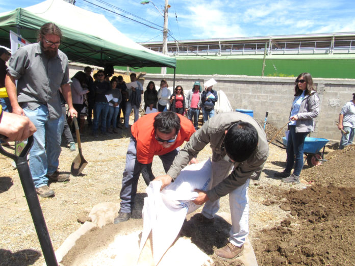 Aprender a reciclar el material de desecho que los agricultores tienen en sus campos, y así reutilizarlos en sus producciones agrícolas, fue el principal objetivo del taller.