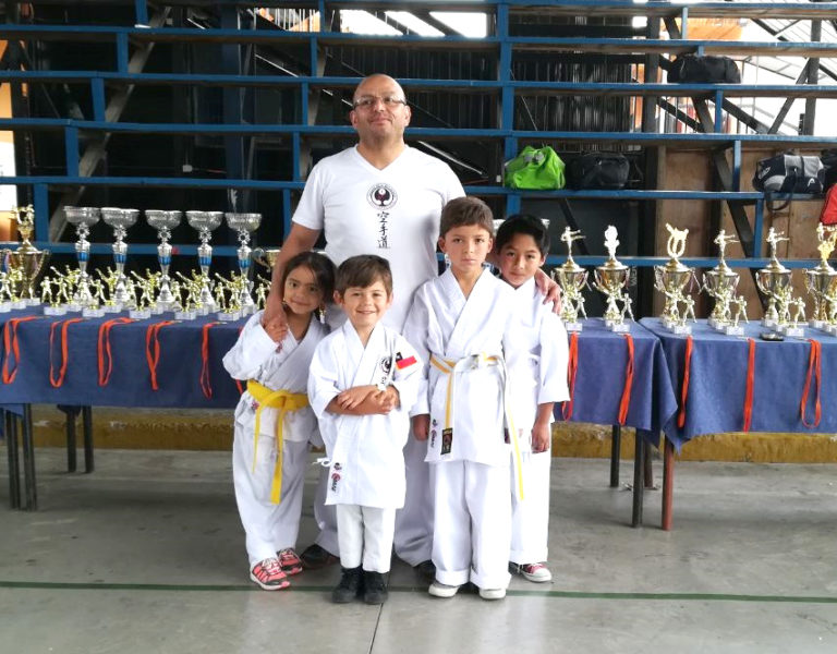 Los karatecas ovallinos dieron fuertes peleas en el tatami del colegio Santa María.