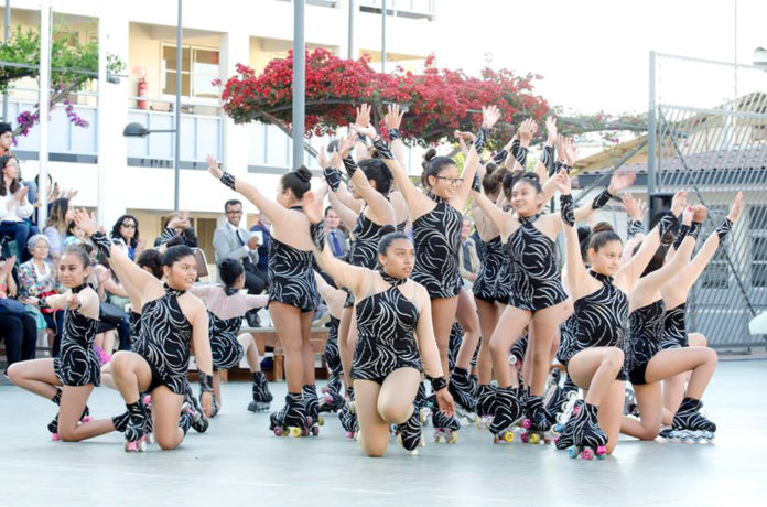 Este viernes los estudiantes realizaron la gala de patinaje artístico.