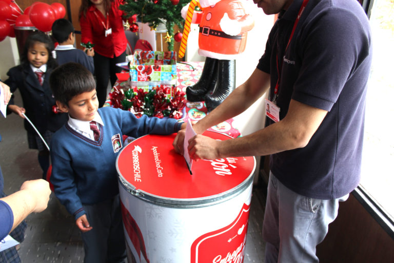 Niños de la Escuela Artura Alessandri Palma ya dejaron sus cartas para el viejito pascuero.