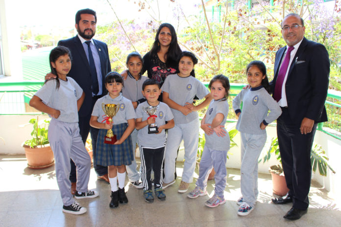 Los estudiantes junto al director de la Escuela Guardiamarina Ernesto Riquelme Venegas, Michael Díaz Encina, la profesora Claudia Olivares y el inspector Eduardo Rojas.