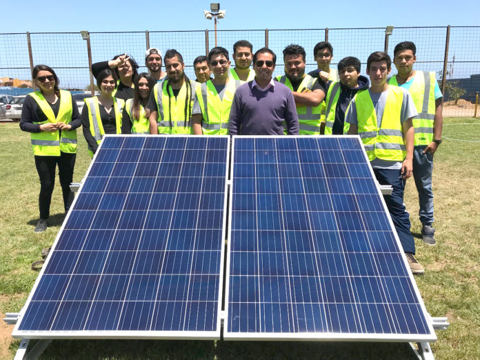 Janio Molina no sólo ha realizado instalaciones de equipos fotovoltaicos de manera gratuita, sino que también imparte clases sobre energía renovable.