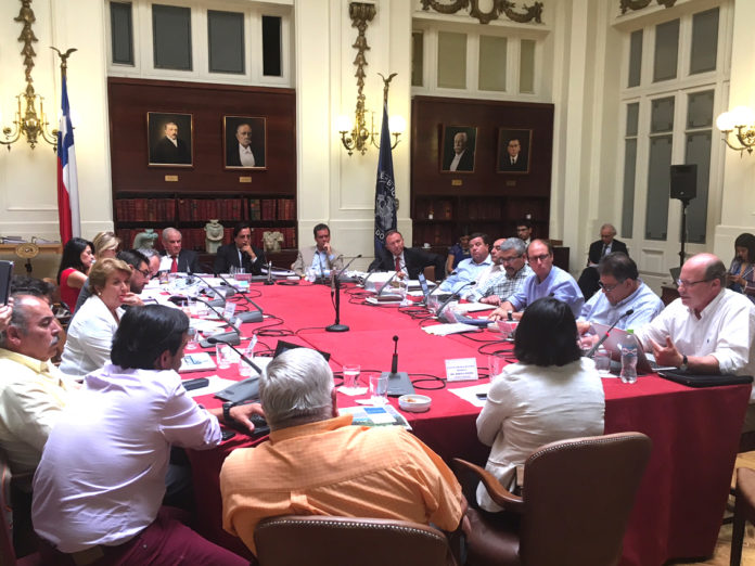 La reunión de los regantes con los parlamentarios se realizó en el Congreso este lunes.