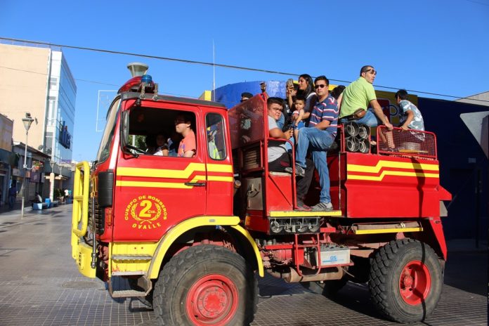 Los niños disfrutaron sobre los camiones, el público se alegró con el colorido y el sonido de los camiones