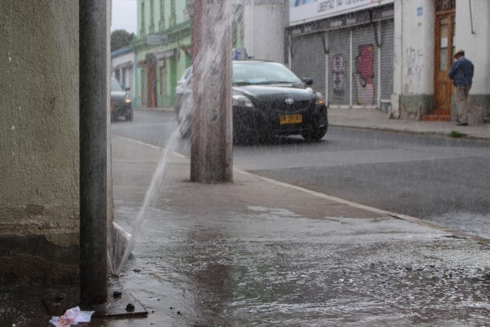 El chorro de agua subía hasta los seis metros y alcanzaba toda la calle. Los peatones debían cruzar a la calzada del frente para no mojarse.