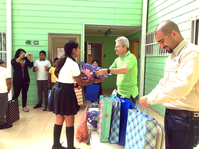 Un día de felicidad vivieron los estudiantes de diversos colegios cercanos al parque eólico Los Cururos al recibir regalos navideños.