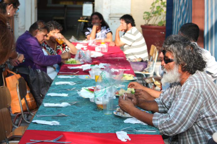 Más de 60 personas en situación de calle disfrutaron la cena Navideña ofrecida por los voluntarios de la Parroquia San Vicente, frente a la Plaza de Armas.