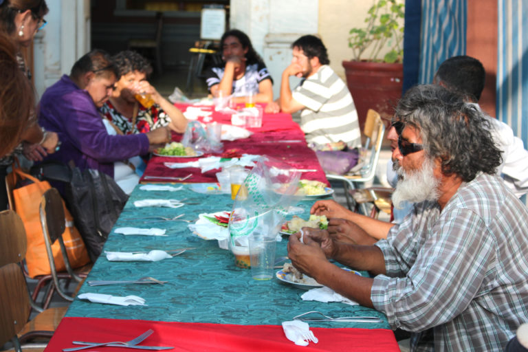 Más de 60 personas en situación de calle disfrutaron la cena Navideña ofrecida por los voluntarios de la Parroquia San Vicente, frente a la Plaza de Armas.