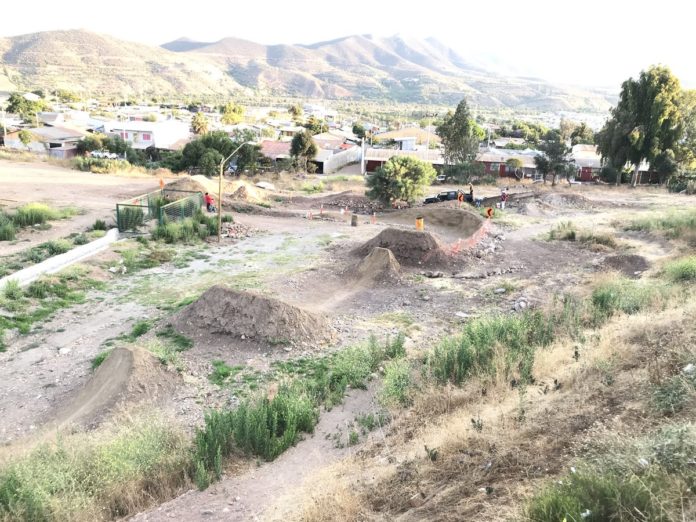 Así se encuentra actualmente la pista ubicada a un costado de la avenida Manuel Peñafiel Olivares.