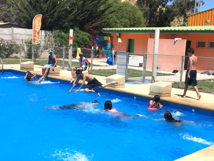 La apertura de la piscina municipal se realizó con la participación de alumnos del sexto año básico de la escuela Bélgica.