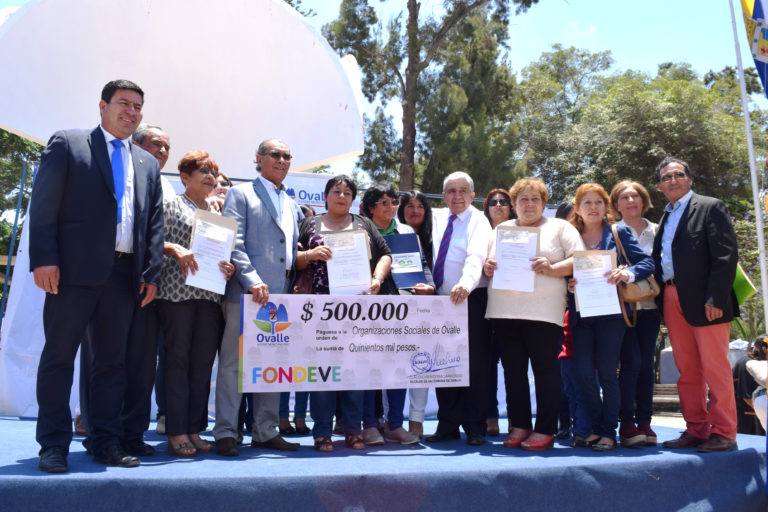 La ceremonia se realizó en el corazón de la Plaza de Armas y fue presidida por el alcalde y el concejo municipal de Ovalle.