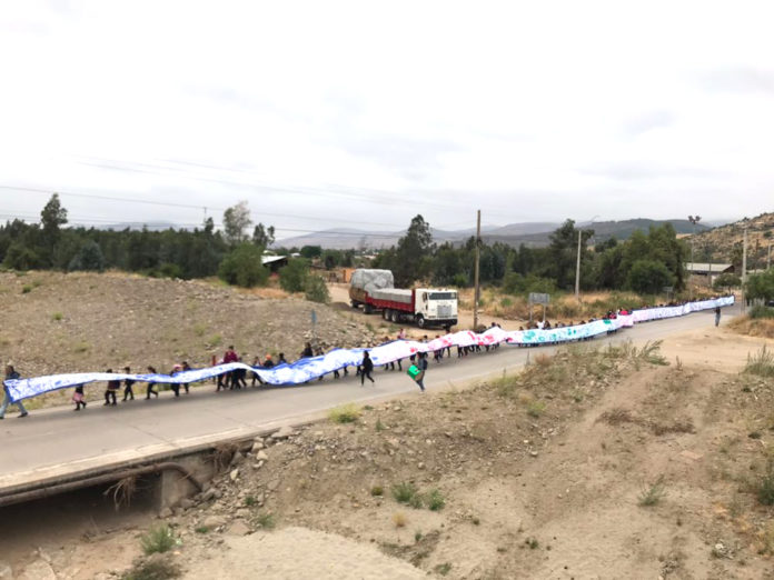 El gran lienzo de 100 metros recorrió diversos lugares esa jornada.