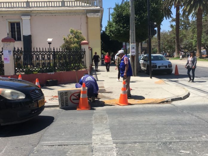 Obreros levantaron el poste que quedó inservible luego del accidente de la noche del sábado.