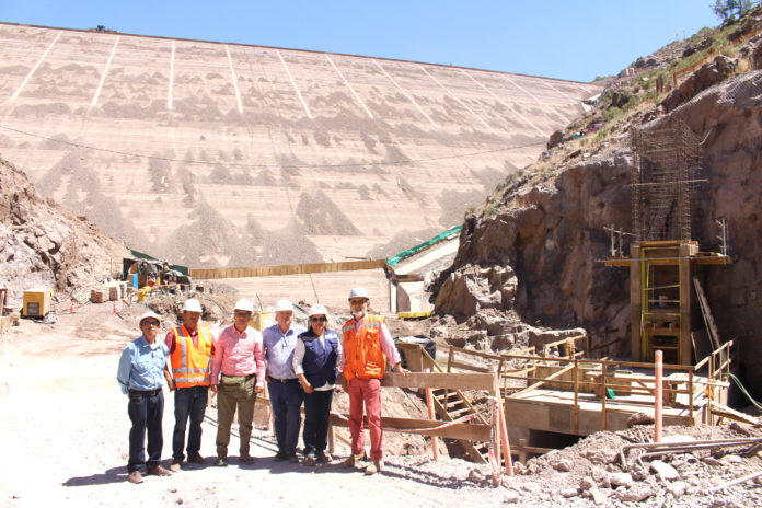 Los integrantes de la Junta de Vigilancia del Río Pama, invitados por la seremi de Obras Públicas, Mirtha Meléndez, conocieron en avance de la construcción del embalse Valle Hermoso.