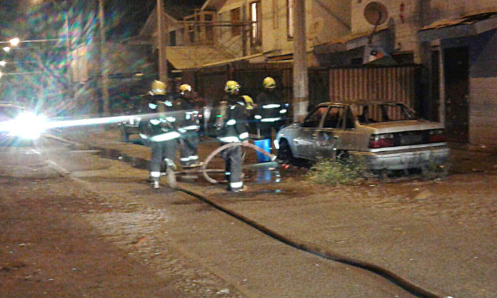 Un vehículo fue consumido por las llamas en la oscuridad de la madrugada.