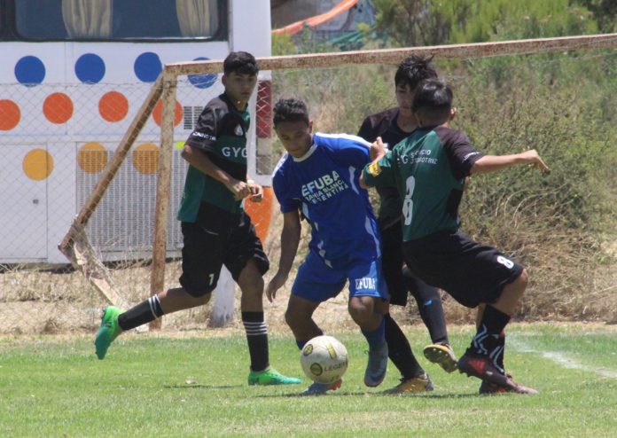 Lionel Márquez (al centro) es el volante de Efuba 2002 y actualmente también juega en las divisiones inferiores de Olimpo de Bahía Blanca.