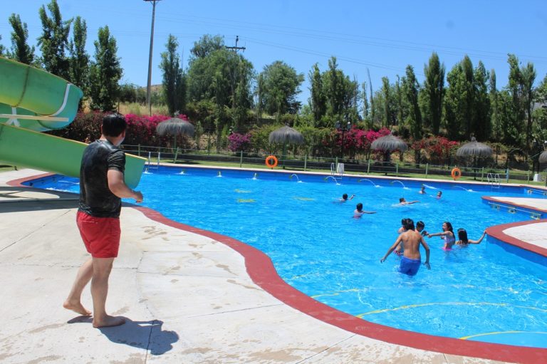 El Balneario Municipal de Monte Patria, es una de las alternativas que existe en dicha comuna para refrescarse de las altas temperaturas que se registran en los valles interiores de la provincia.