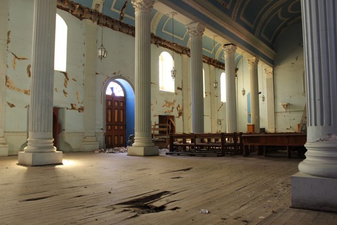 Otra imagen de los daños en la nave central de la iglesia.