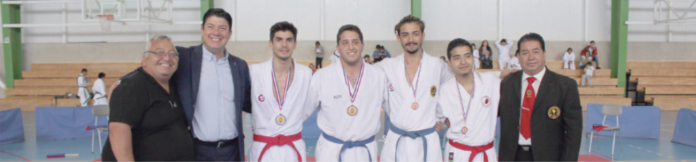 Los premiados del Open varones junto a las autoridades. El sensei José Silva, el gobernador de Limarí WladimirPleticosic, Luis Borja, Matías Álamo, Vicente González, Joaquín Astorga y Luis Astorga, presidente de la Federación Sudamericana de Karate.