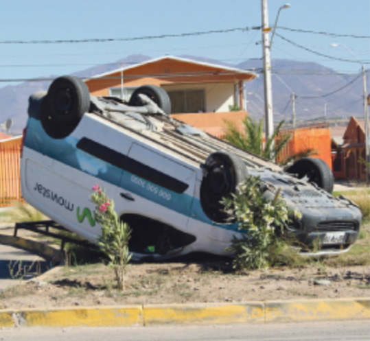 La camioneta de la empresa de telefonía quedó de cabeza en la avenida Laura Pizarro.